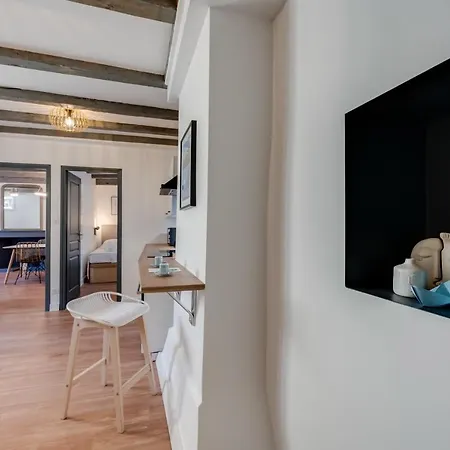 L'escale Bleue - For 2 To 4 People In The Heart Of * Анси