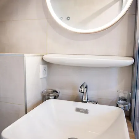 L'escale Bleue - For 2 To 4 People In The Heart Of Анси